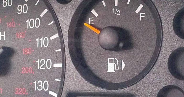 ماذا يحدث عند قيادة السيارة وهي على الربع الاخير من خزان الوقود ؟
